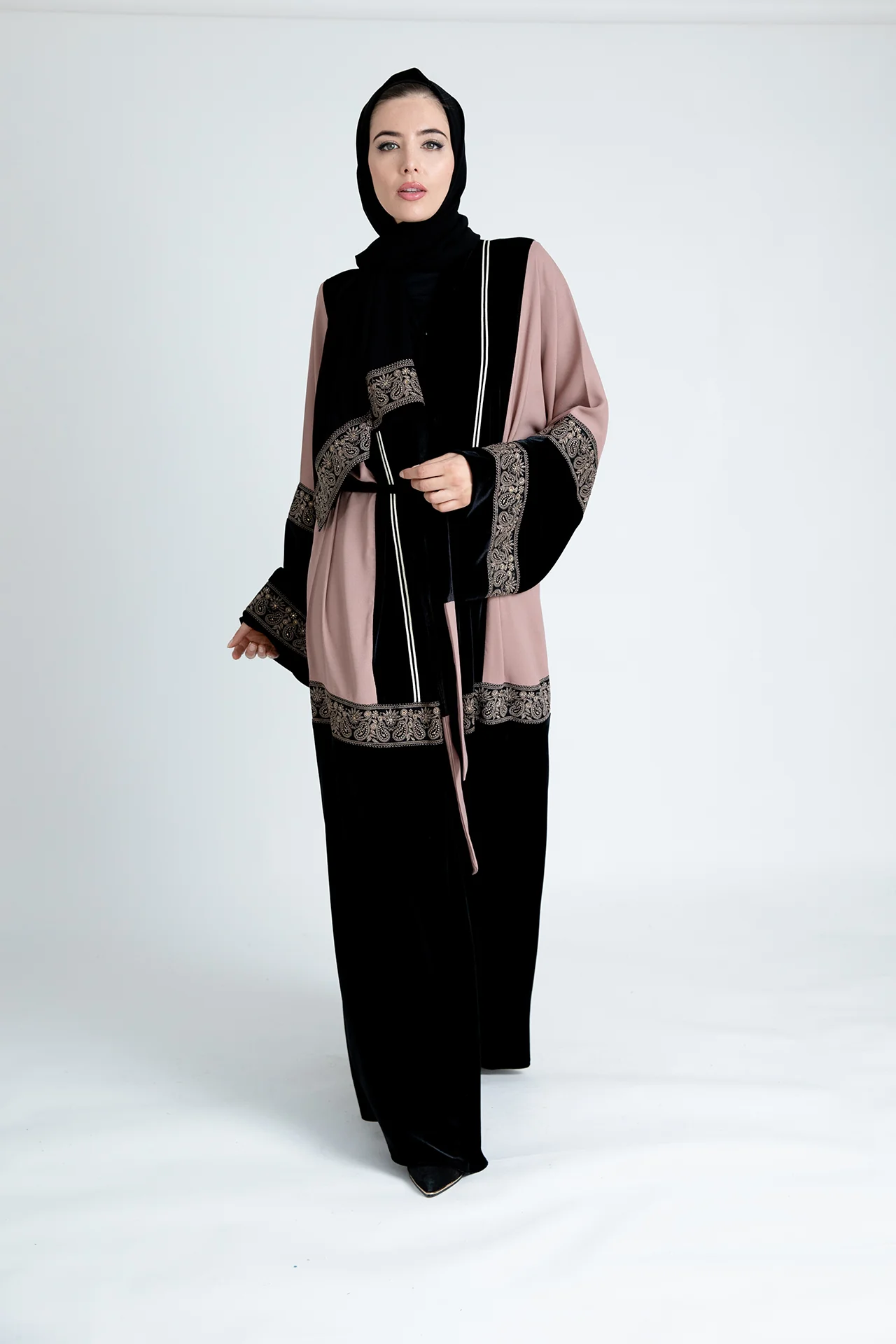 Blush and Black Velvet Open Abaya – Luxurious Floral Embroidered Design with Belt - Image 3