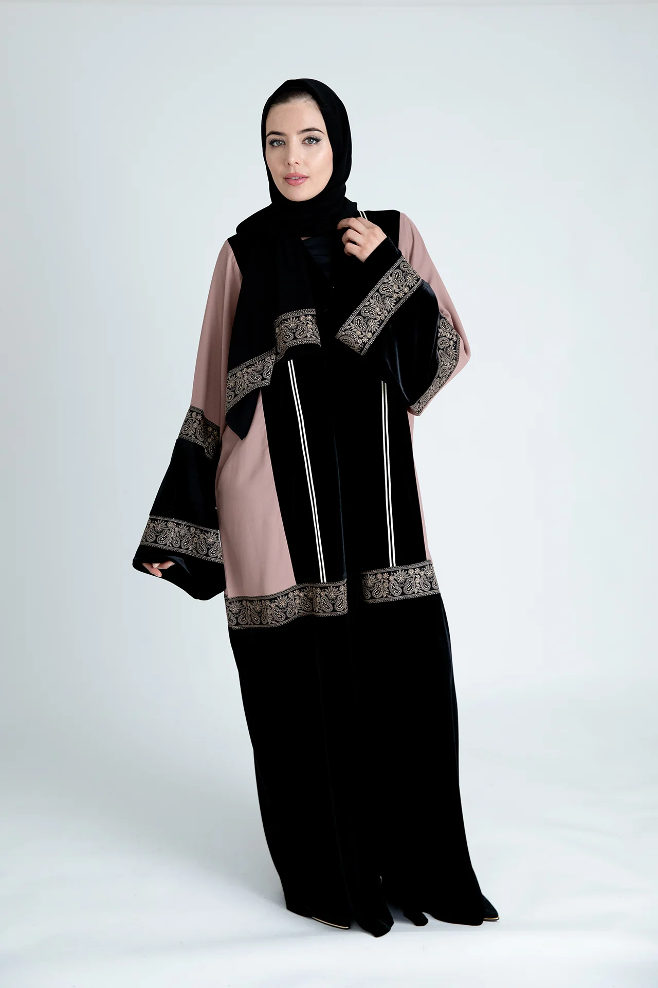 Blush and Black Velvet Open Abaya – Luxurious Floral Embroidered Design with Belt - Image 4
