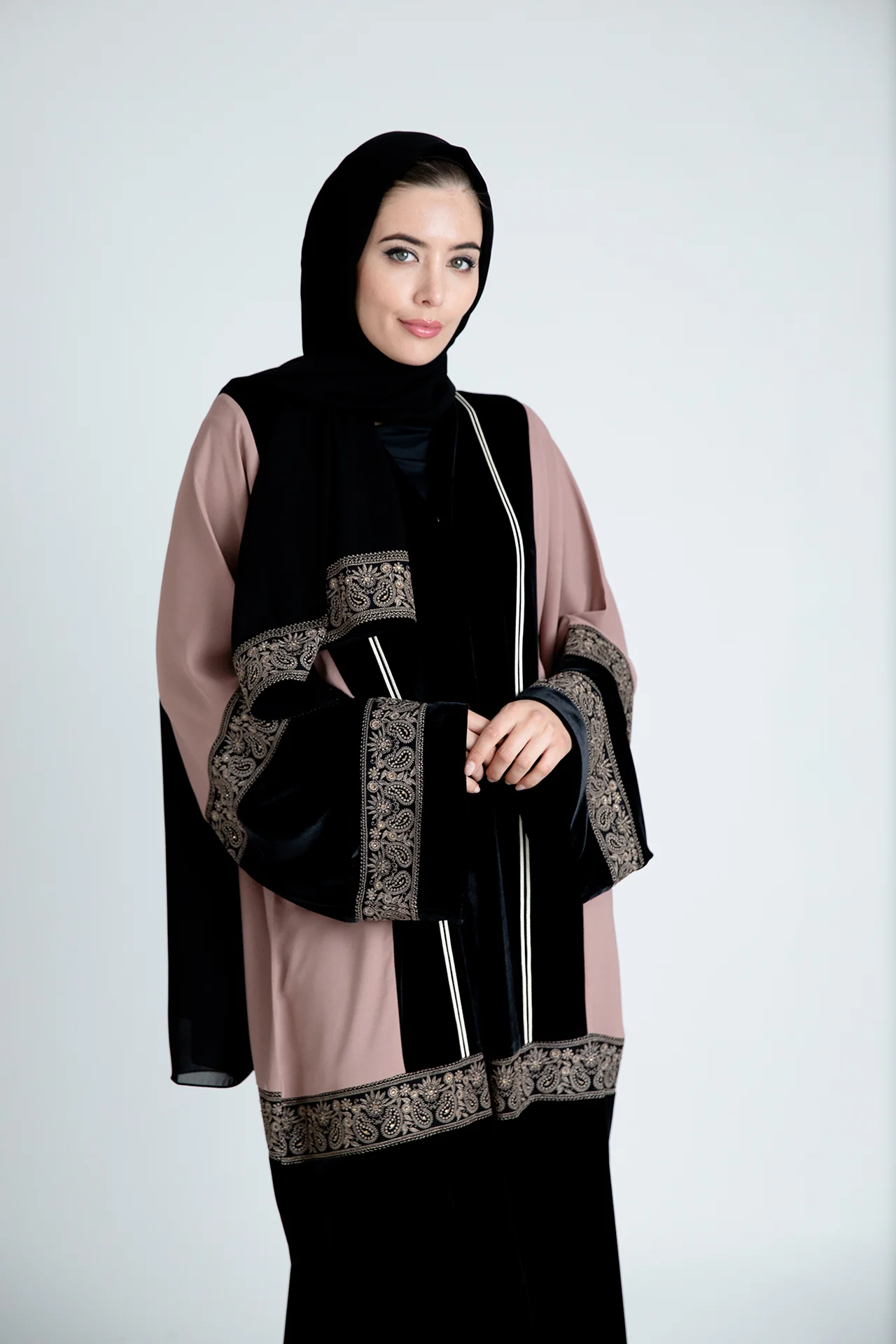Blush and Black Velvet Open Abaya – Luxurious Floral Embroidered Design with Belt - Image 5