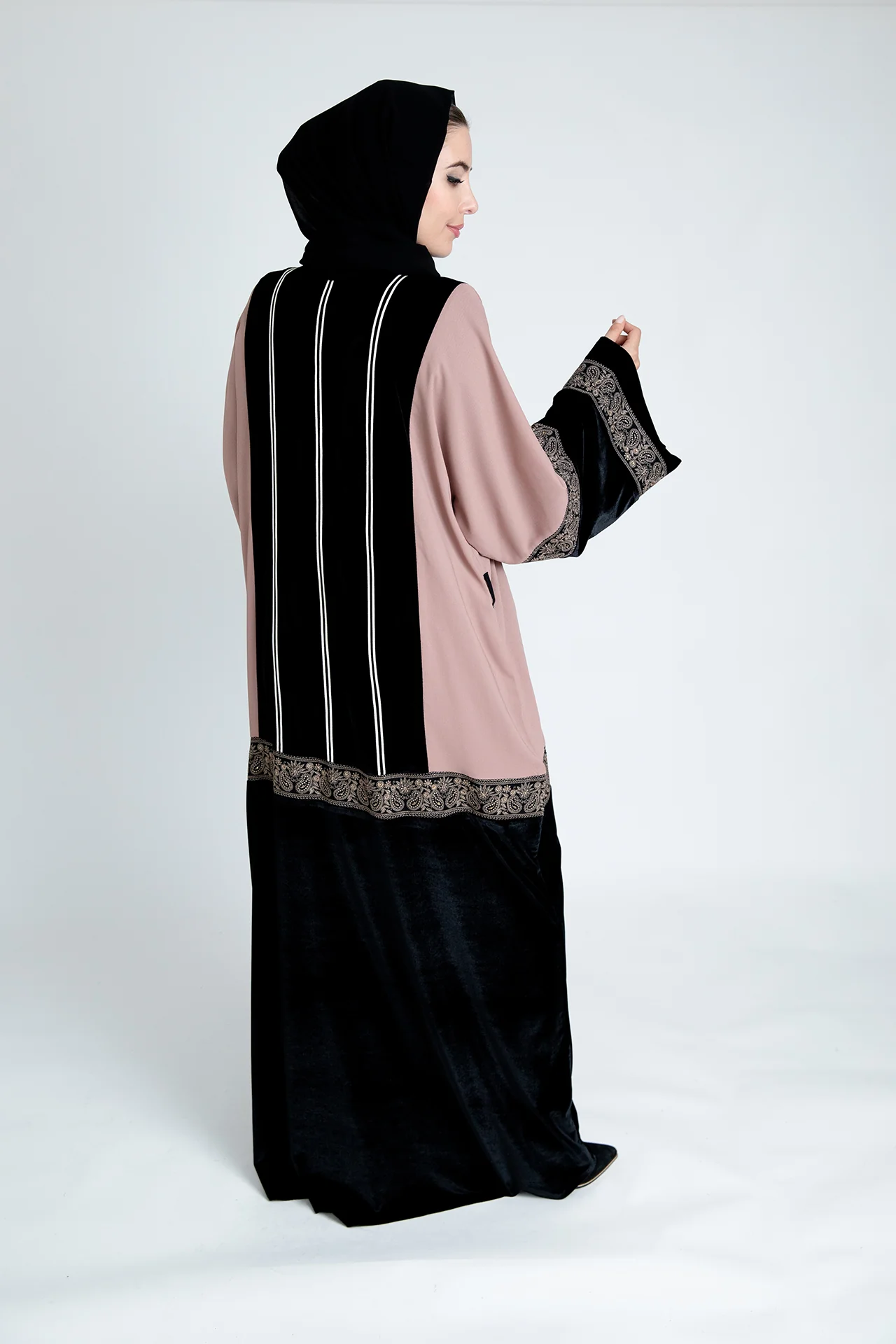 Blush and Black Velvet Open Abaya – Luxurious Floral Embroidered Design with Belt - Image 6