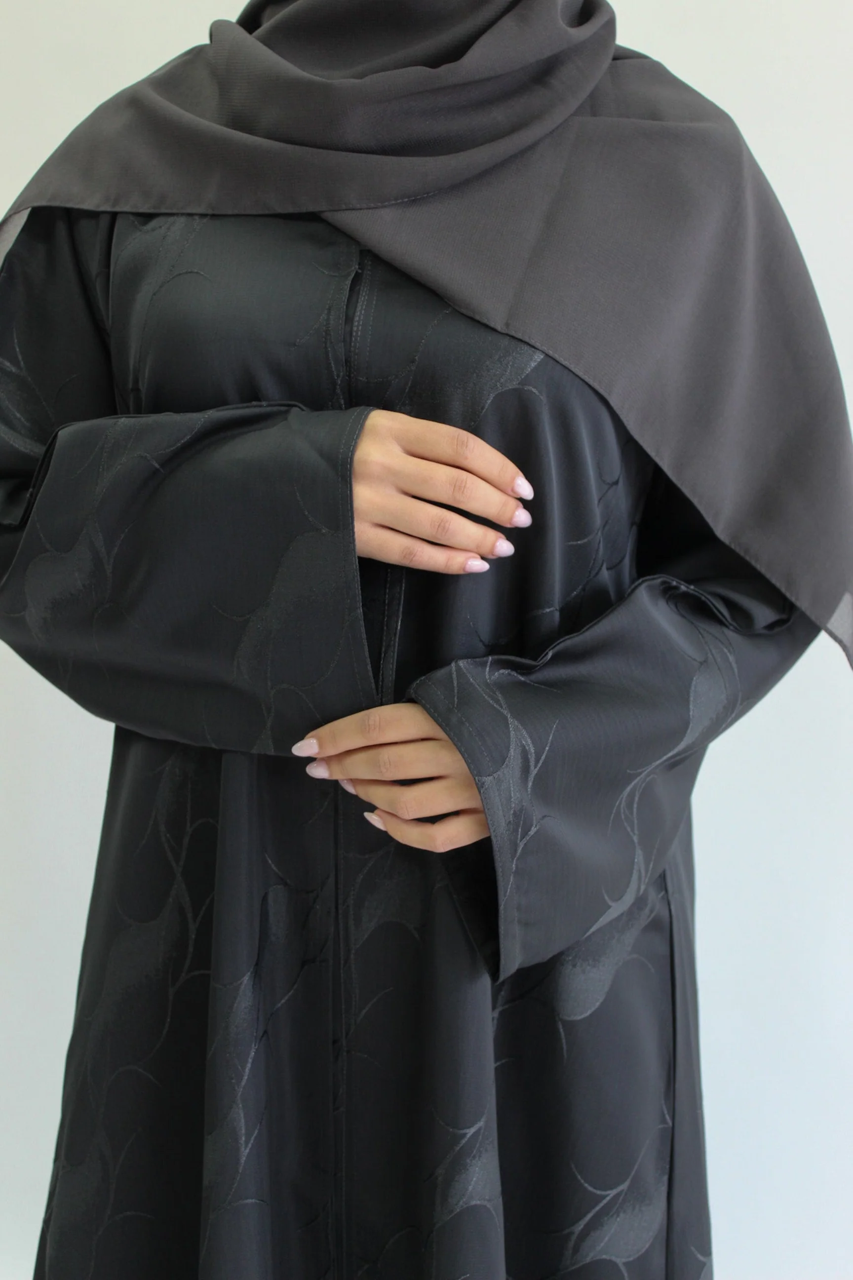 Charcoal Open Abaya – Patterned Design with Straight Sleeves - Image 2
