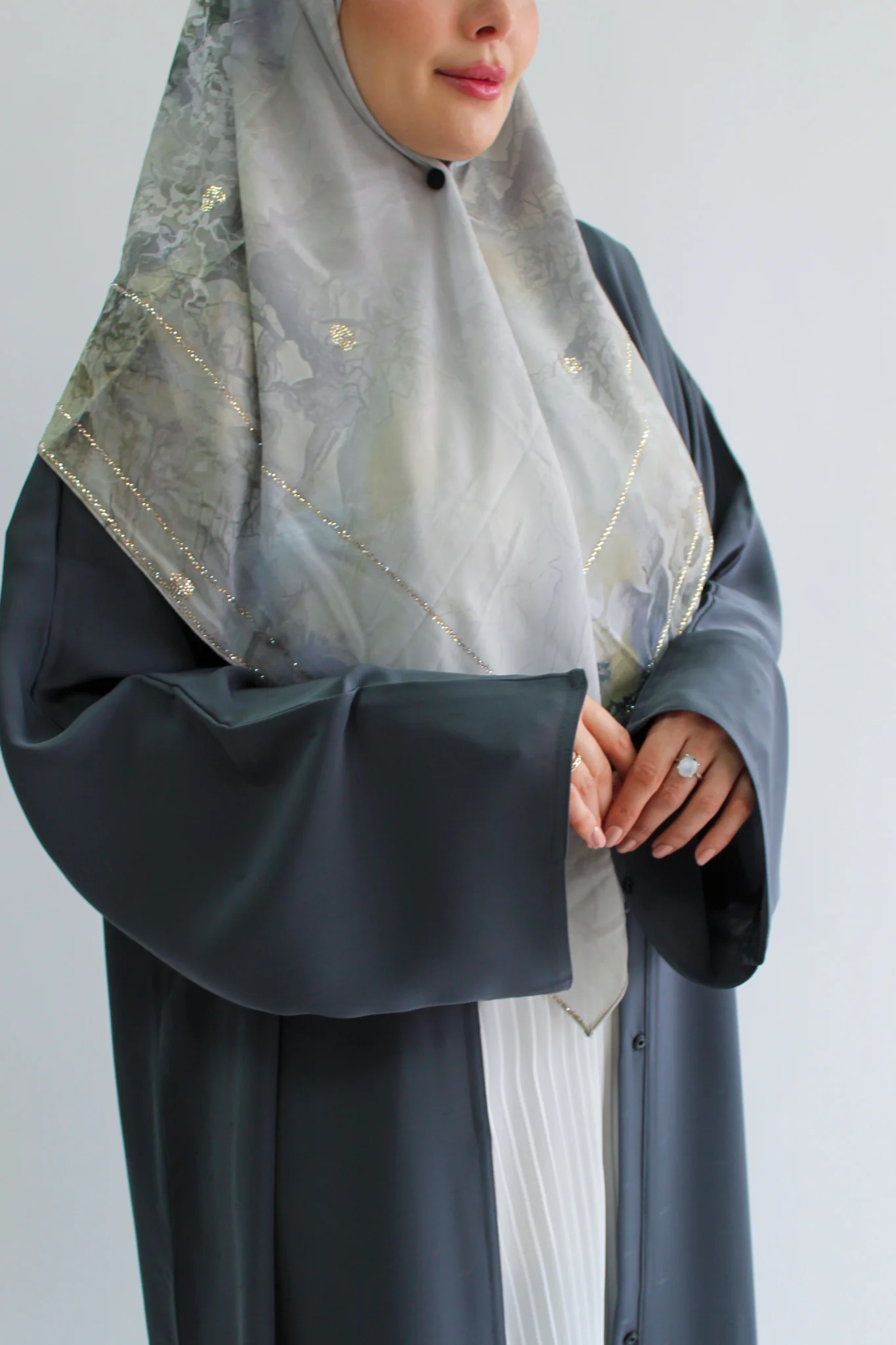 Grey Open Abaya - Premier Plain Design with Linear Texture and Pocket - Image 4