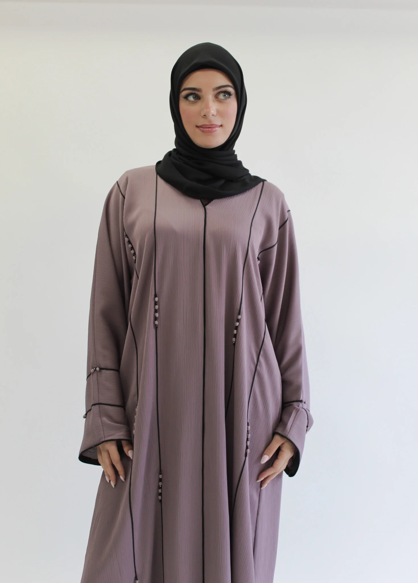 Mauve Closed Abaya – Textured Lined Design with Beaded Detailing - Image 4