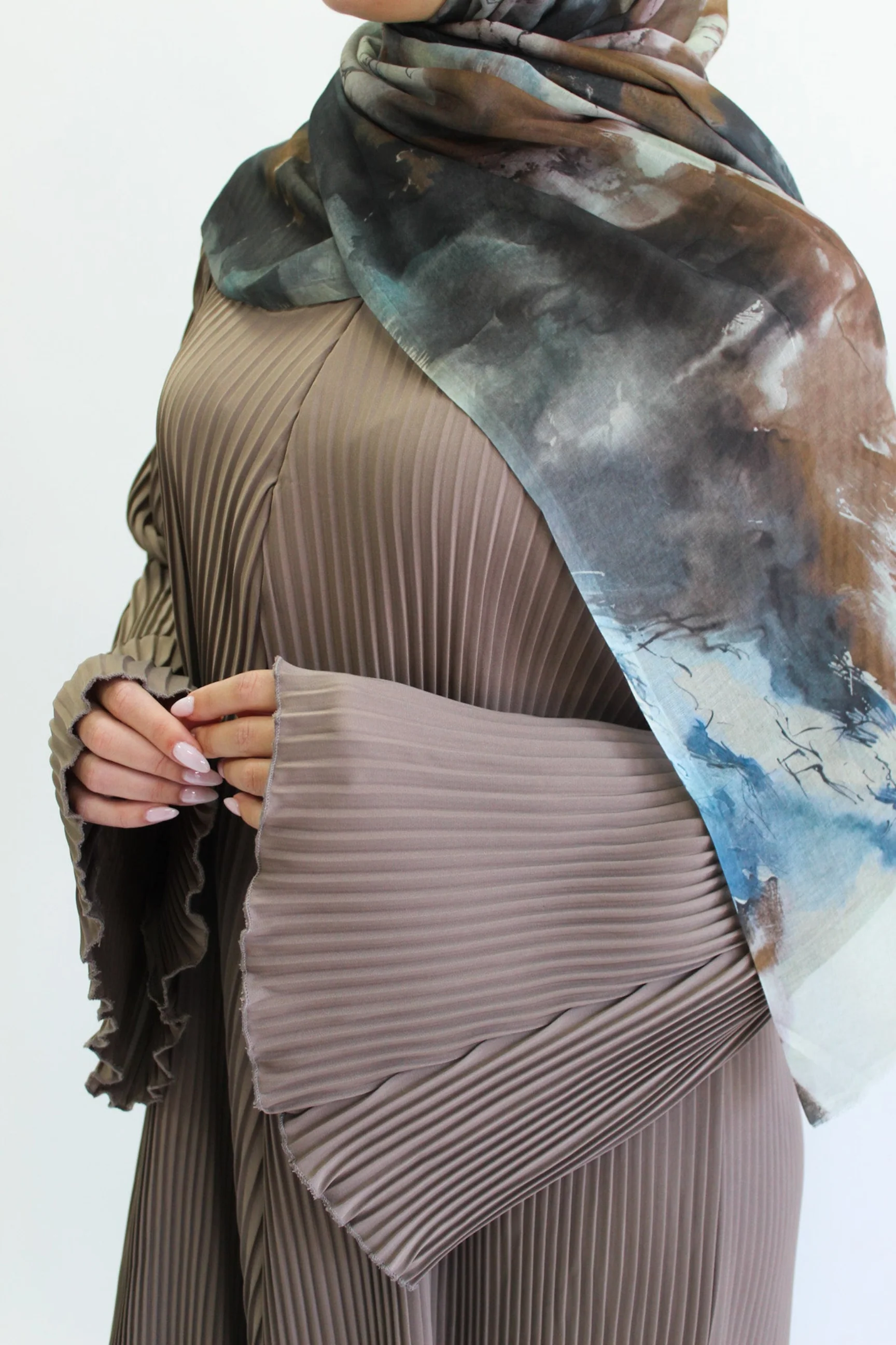 Mink Closed Abaya – Plain Pleated Design - Image 2