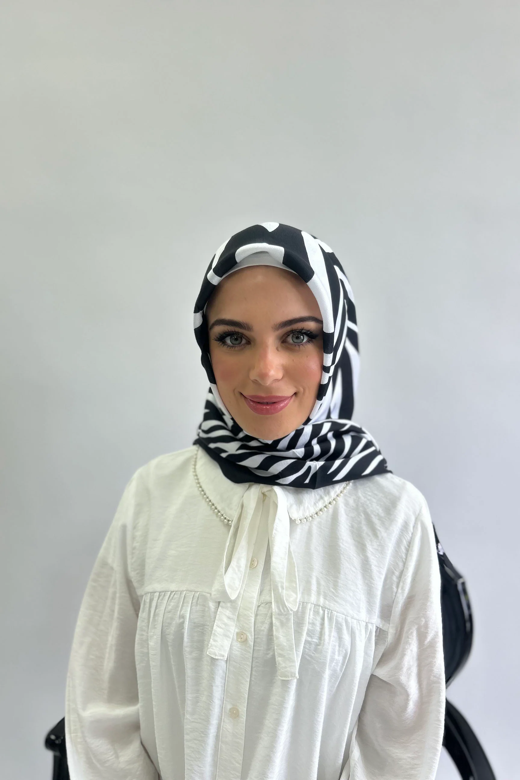 Premium 100cm Square Burden Silky Pattern Hijab - Image 2